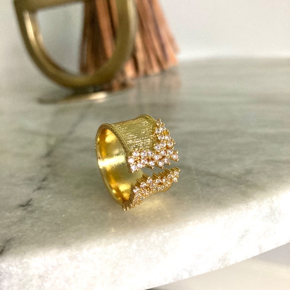 Sterling Silver Cluster Raw Edge Simulated Diamonds and Wide Gold Band Ring - Picture 4 of 9